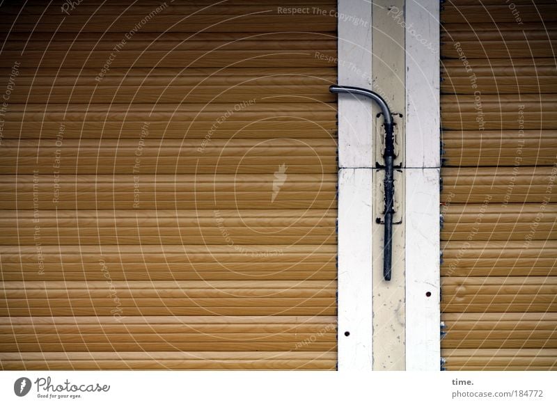 Heute kein Frohsinn Außenaufnahme Textfreiraum Buden u. Stände Jahrmarkt Marktstand geschlossen Riegel Sicherung braun weiß Lamellenjalousie Kunststoff parallel