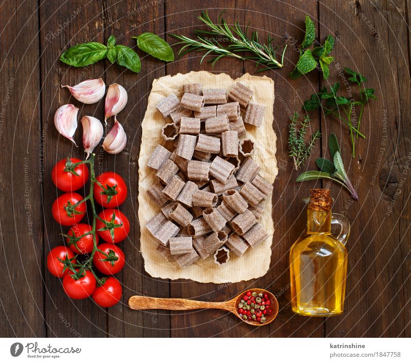 Vollkornnudeln, Gemüse, Kräuter und Olivenöl Teigwaren Backwaren Kräuter & Gewürze Öl Vegetarische Ernährung Diät Italienische Küche Flasche Löffel Tisch Blatt