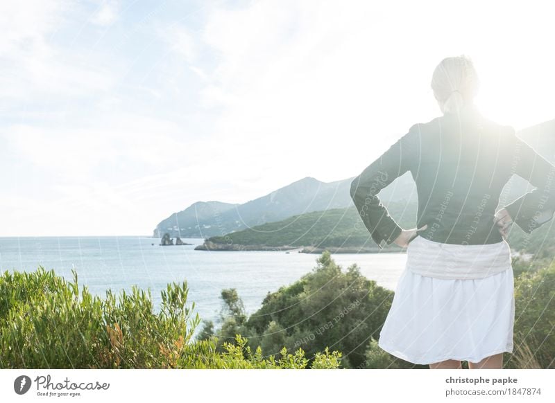 Hügel und Meer Ferien & Urlaub & Reisen Tourismus Ferne Freiheit Sommer Sommerurlaub Sonne feminin Junge Frau Jugendliche Erwachsene 1 Mensch Landschaft Wolken