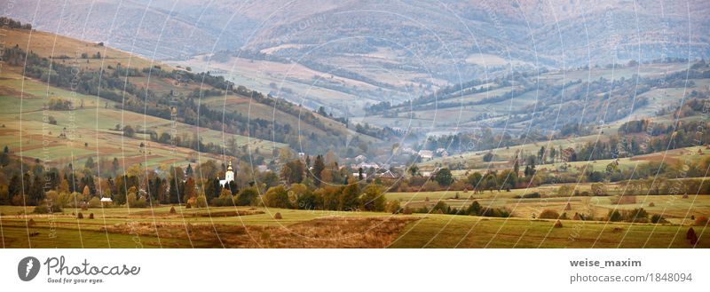 Herbstpanorama in Berghügeln. Dorf im Oktober Tal Ferien & Urlaub & Reisen Ferne Berge u. Gebirge Haus Natur Landschaft Baum Gras Wiese Hügel Kirche gelb grün