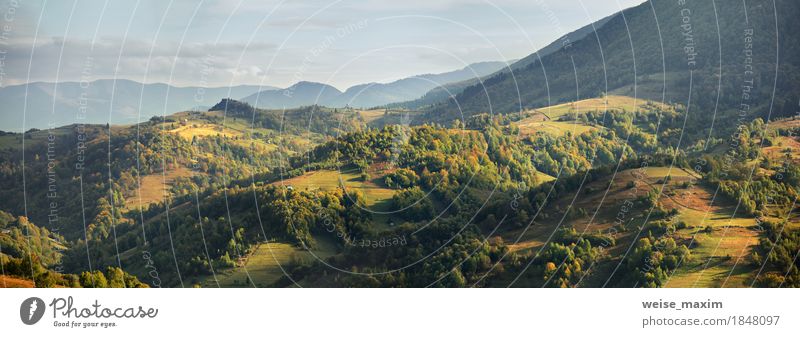 Sonniger Abend in den Bergen. Herbstdorf auf Hügeln Ferien & Urlaub & Reisen Tourismus Ausflug Ferne Freiheit Berge u. Gebirge wandern Haus Garten Natur