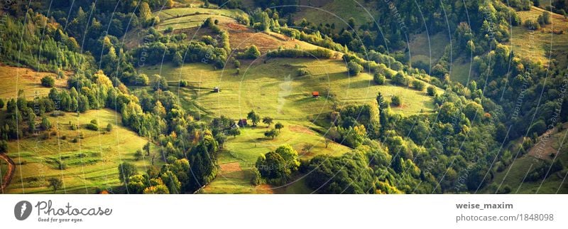 Sonniger Abend in den Bergen. Herbstdorf auf Hügeln Ferien & Urlaub & Reisen Tourismus Ausflug Abenteuer Ferne Freiheit Berge u. Gebirge wandern Haus Garten