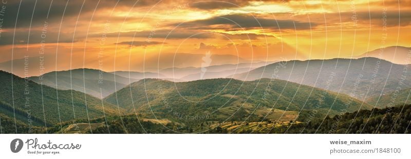 Buntes Gebirgssonnenuntergangpanorama. Herbst alpine Dorfszene Ferien & Urlaub & Reisen Tourismus Ausflug Abenteuer Ferne Berge u. Gebirge Garten Natur