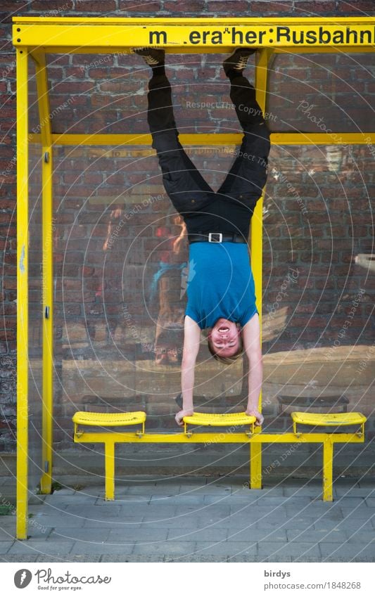 Junger Mann macht einen Handstand in einem Bushäuschen sportlich Fitness Sport-Training maskulin Jugendliche 1 Mensch 18-30 Jahre Erwachsene Wartehäuschen