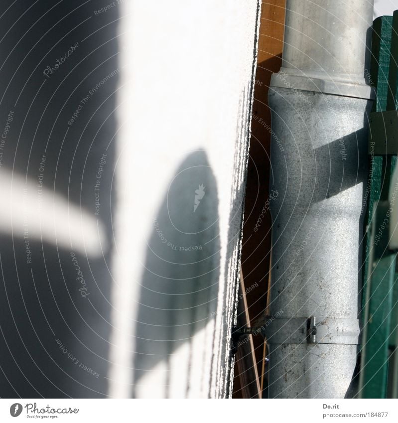 Licht und Schatten Haus Bankgebäude Dachrinne Häusliches Leben Sauberkeit Genauigkeit Präzision Vergänglichkeit Fallrohr Regenfallrohr Abflussrohr Beleuchtung