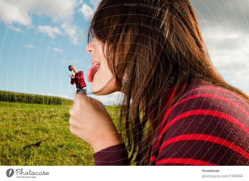 lick shot Farbfoto mehrfarbig Außenaufnahme Tag Licht Sonnenlicht Starke Tiefenschärfe Weitwinkel Oberkörper Ganzkörperaufnahme Profil Blick nach vorn Wegsehen