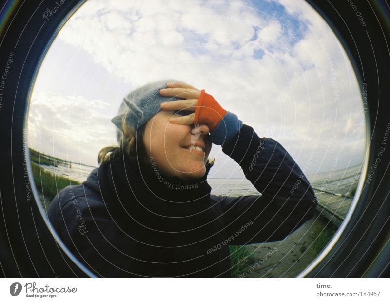 Schön ist es auf der Welt zu sein Lomografie Frau feminin Strand Küste Dangast Meer Wasser verrückt Hand Kopf grinsen lachen Fröhlichkeit Mütze Jacke kalt