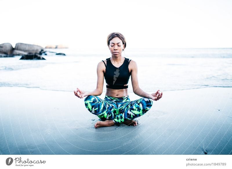 Afroamerikanische junge Frauen bei der Meditation am Strand Lifestyle Freude schön Körper Gesundheitswesen Wellness Erholung Freizeit & Hobby Meer Wellen Sport