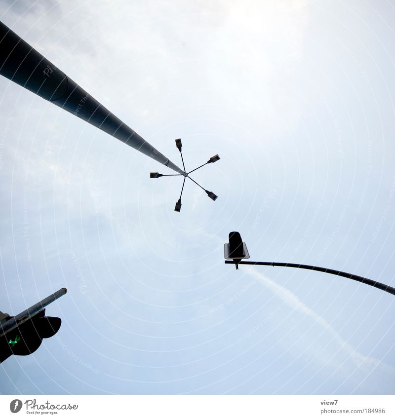 ein Wald aus Stahl Verkehr Straßenkreuzung Ampel Verkehrszeichen Verkehrsschild Metall Zeichen Schilder & Markierungen Hinweisschild Warnschild Linie Streifen