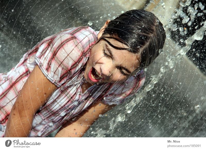 Wet Wet Wet Sommer Mädchen Haut Hemd nass Freude Glück Fröhlichkeit Zufriedenheit Lebensfreude abstrakt Lifestyle feminin Jugendliche Gesicht Wasser Mund