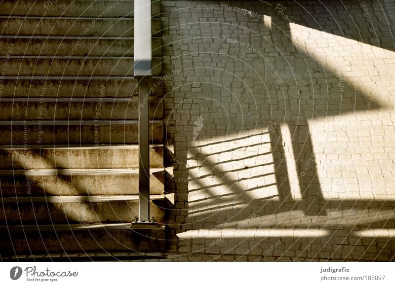 Treppe Stadt Bauwerk Treppengeländer Pflastersteine oben abwärts Strukturen & Formen Ecke Linie Beton Stein Farbfoto Außenaufnahme Tag Licht Schatten