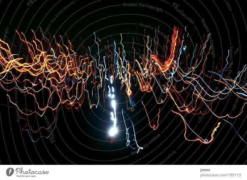 Lichtwellen Veranstaltung Show Bewegung verrückt schwarz Lichtstreifen Farbfoto mehrfarbig Experiment Textfreiraum oben Hintergrund neutral Nacht