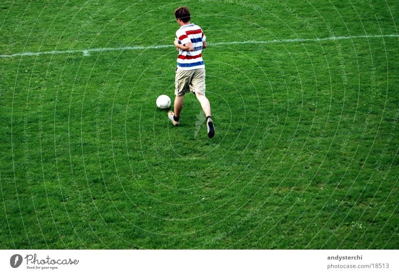 Rennen inkl. Ball Wiese Mann grün Sport Fußball soccer Mensch rennen laufen