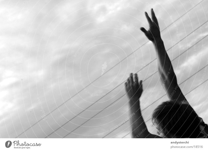 I Can Reach The Sky Finger Spielen springen schlechtes Wetter Himmel Wolken Mann Arme Verkehrswege fangen haände Kopf Schwarzweißfoto greiffen sky Abend