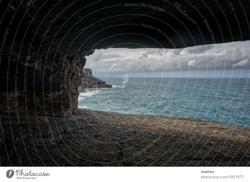 Grotte Natur Landschaft Himmel Wolken Horizont schlechtes Wetter Felsen Küste Meer dunkel eckig blau braun grau Höhle Farbfoto Gedeckte Farben Außenaufnahme