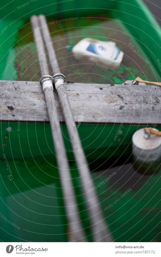 BootGrün Wasserfahrzeug See Paddel Ruderboot grün nass Fischerboot Angelboot Angeln Unschärfe dunkel trist