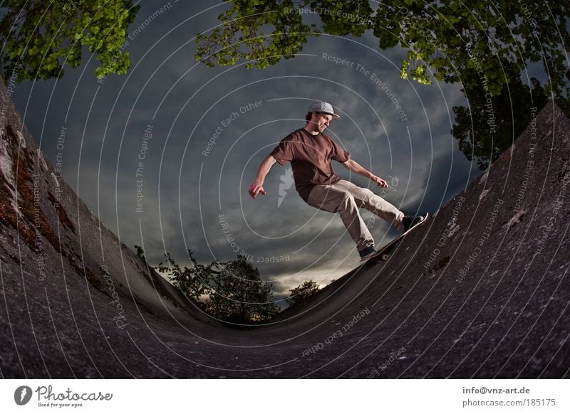 Skateramp Skateboarding Himmel Sport Aktion bedrohlich Fischauge Miniramp Licht Schatten Wolken Nervosität