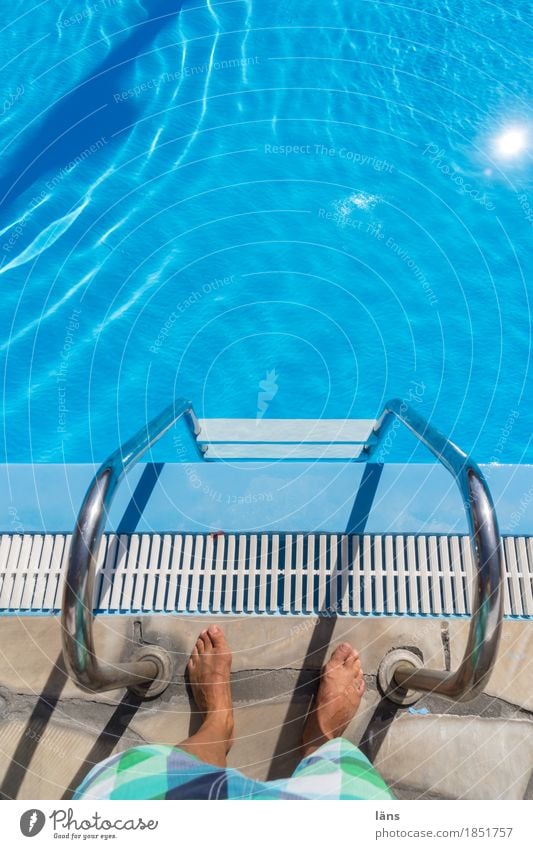 is bestimmt nass Schwimmbad Schwimmen & Baden Ferien & Urlaub & Reisen Mensch maskulin Mann Erwachsene Beine Fuß 1 Badehose stehen warten türkis Beginn Neugier