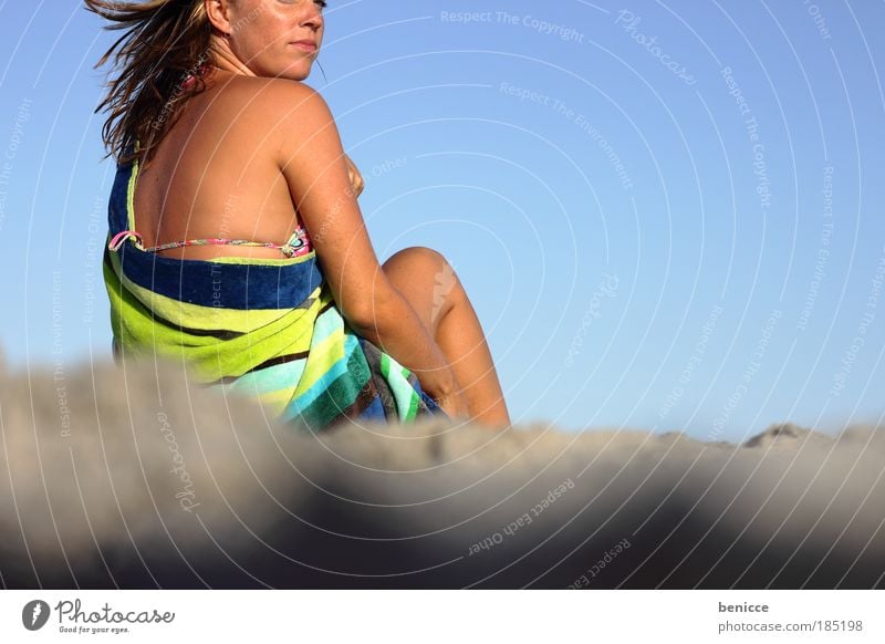 strandgefühle Frau Sommer Strand sitzen Mensch Handtuch Ferien & Urlaub & Reisen Sandstrand Wind Erholung zugeschnitten Rücken Rückansicht lachen Lächeln Freude