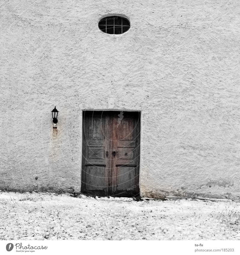 Kirchtür Dorf Kirche Fenster Tür alt grau weiß Schnee Wand Gedeckte Farben Außenaufnahme Tag