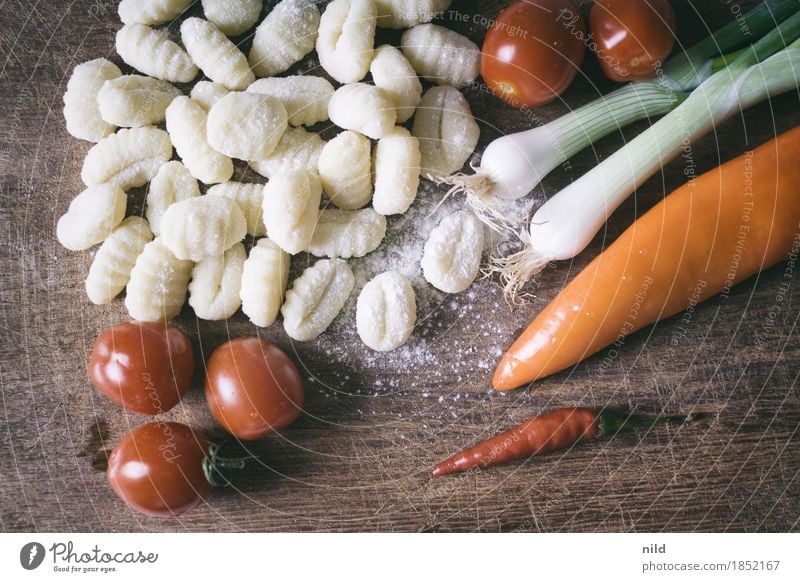 Gnocchi 1 Lebensmittel Tomate Frühlingszwiebel Ernährung Abendessen Bioprodukte Vegetarische Ernährung Italienische Küche Schneidebrett Essen genießen