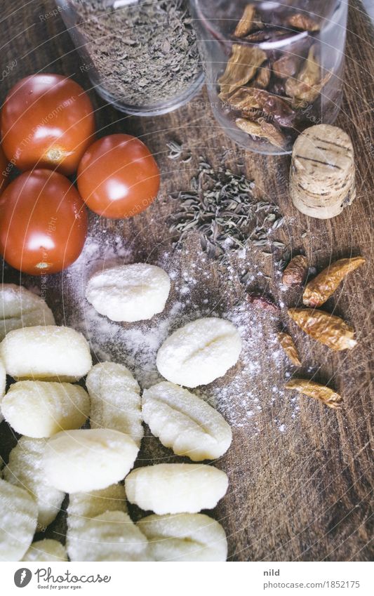 Gnocchi 2 Lebensmittel Tomate Chili Kräuter & Gewürze Ernährung Abendessen Bioprodukte Vegetarische Ernährung Italienische Küche Schneidebrett genießen