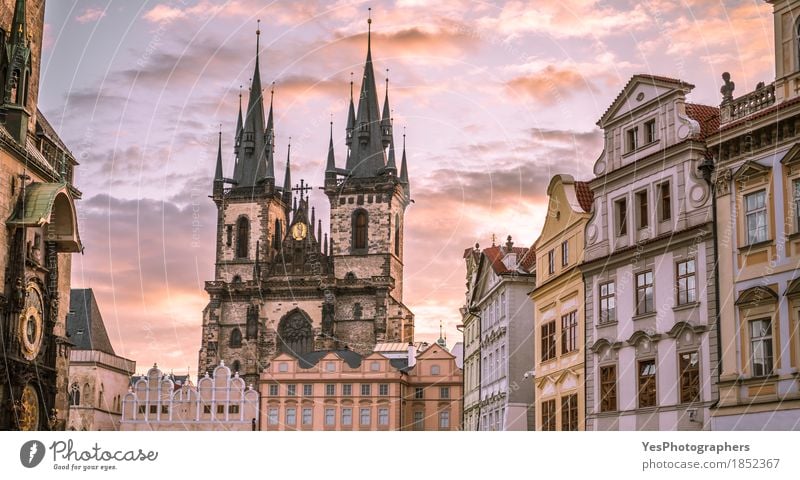 Frauenkirche vor Tyn Prag Uhr Himmel Wolken Hauptstadt Kirche Gebäude Architektur Wahrzeichen Stein alt Religion & Glaube Barock Kathedrale katholisch