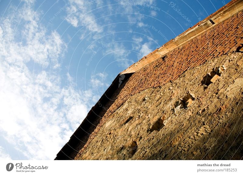 ALTES BAUERNHAUS Himmel Wolken Schönes Wetter Dorf Menschenleer Ruine Bauwerk Gebäude Architektur Mauer Wand Fassade Dach alt authentisch eckig oben Dachgebälk