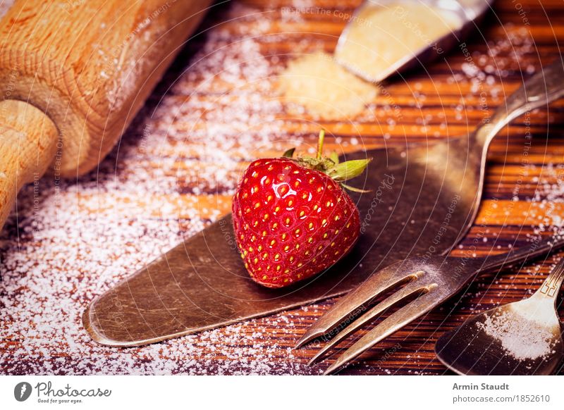 Oma backt Kuchen Lebensmittel Frucht Teigwaren Backwaren Dessert Erdbeeren Erdbeertorte backen Puderzucker Ernährung Kaffeetrinken Besteck Nudelholz Portion