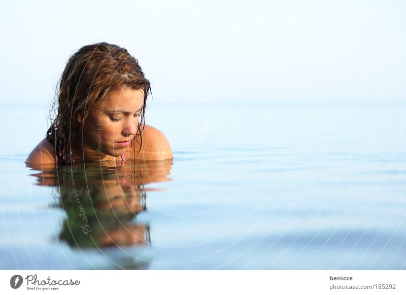 Wasserspiel Frau Mensch Meer See Reflexion & Spiegelung Wasserspiegelung Sommer Erholung Zufriedenheit Schwimmen & Baden Glätte schön Beautyfotografie Wellness