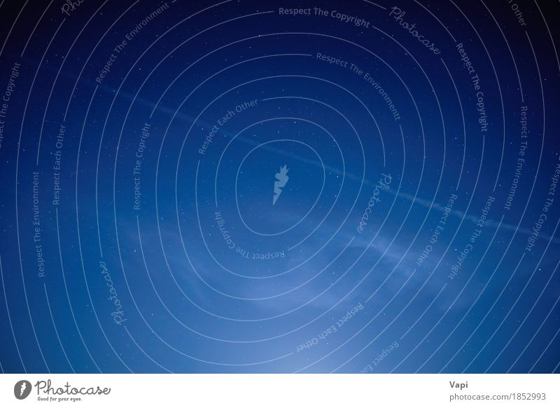 Blauer dunkler nächtlicher Himmel mit vielen Sternen Umwelt Natur Landschaft nur Himmel Wolkenloser Himmel Nachthimmel dunkel hell blau schwarz weiß Farbe
