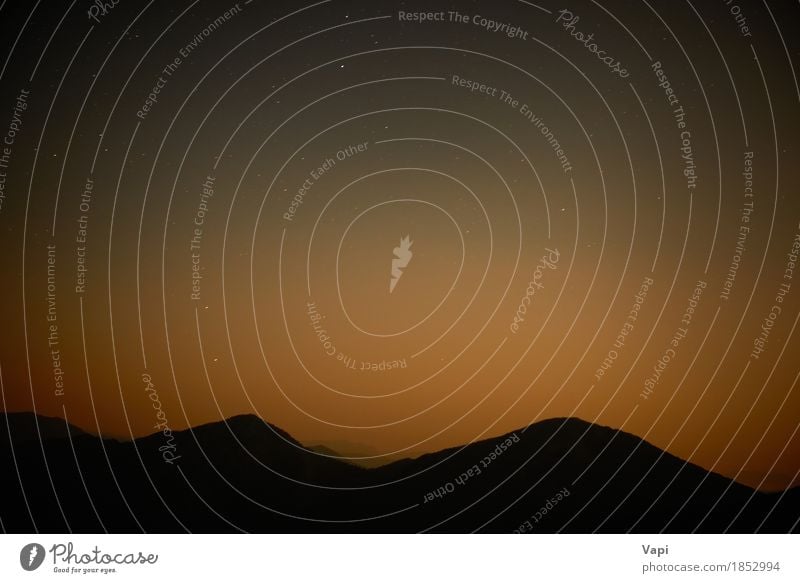 Roter dunkler nächtlicher Himmel über Bergen mit vielen Sternen Ferien & Urlaub & Reisen Tourismus Ausflug Abenteuer Berge u. Gebirge Umwelt Natur Landschaft