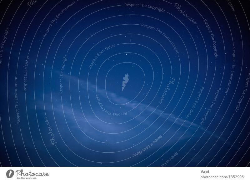 Blauer dunkler nächtlicher Himmel mit vielen Sternen Tapete Natur Landschaft Wolken Nachthimmel dunkel hell blau schwarz weiß Farbe Idylle rein Raum Hintergrund