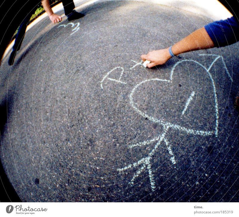 P+ Freude Ferien & Urlaub & Reisen Schulhof Mensch Mann Erwachsene Kindheit Hand Kunst Beton Zeichen Herz zeichnen Kreide Pfeil Schmiererei