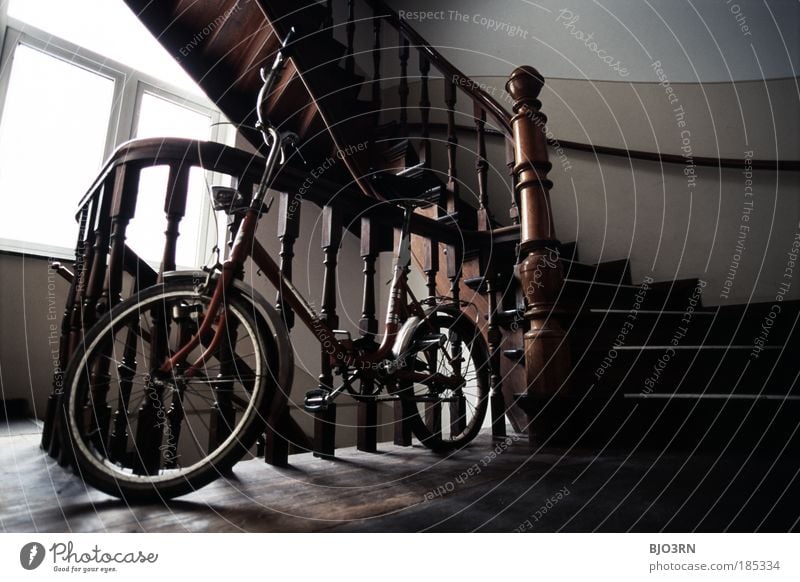 old school Freizeit & Hobby Häusliches Leben Wohnung Haus Innenarchitektur Fahrrad Altstadt Treppe Fenster Verkehrsmittel alt sparsam Freude Parkett Holz