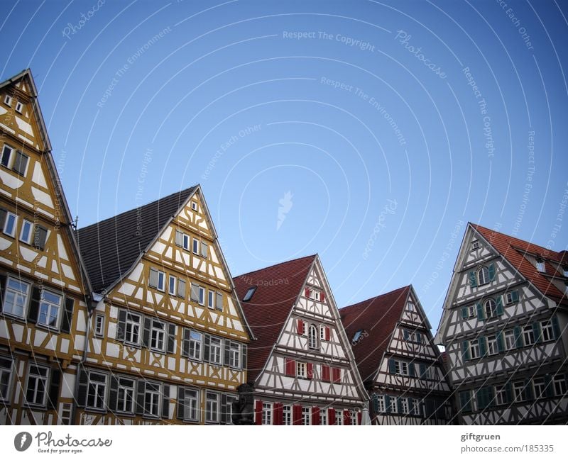 zick-zack Dorf Kleinstadt Stadt Stadtzentrum Altstadt Skyline Menschenleer Haus Bauwerk Gebäude Architektur Wohnhaus Fachwerkfassade Fachwerkhaus Fassade Dach