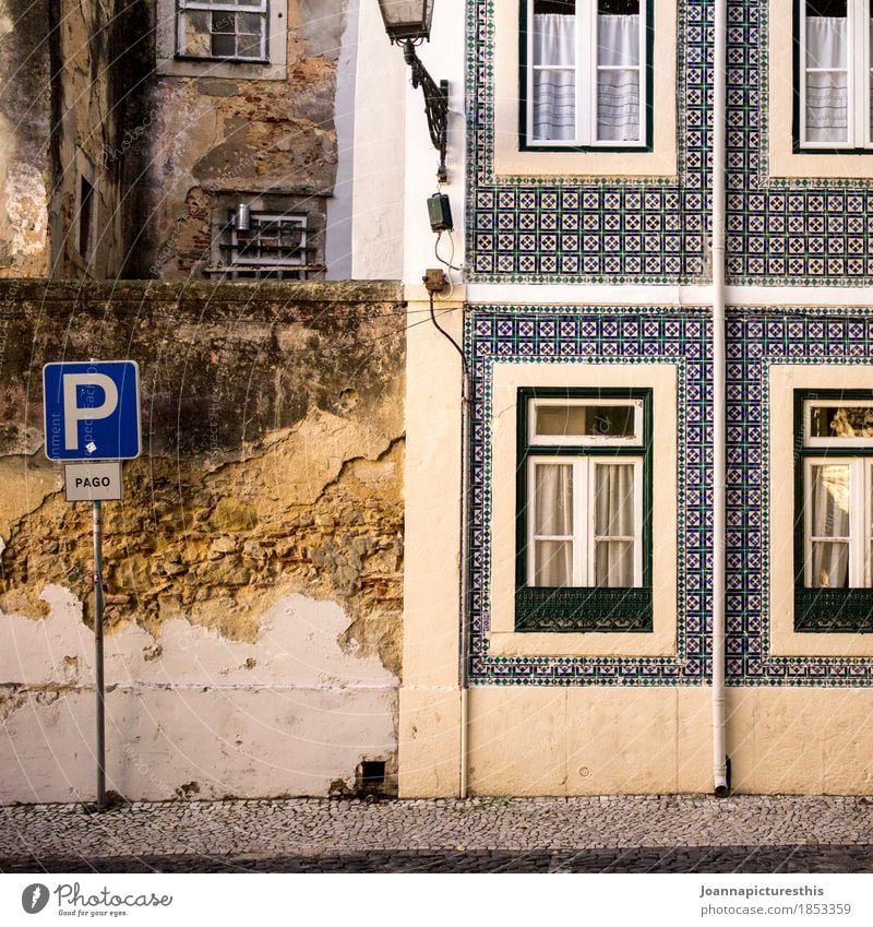 Parkplatz Häusliches Leben Wohnung Haus Hausbau Renovieren Umzug (Wohnungswechsel) Baustelle Lissabon Kleinstadt Stadt Gebäude Architektur Mauer Wand Fassade