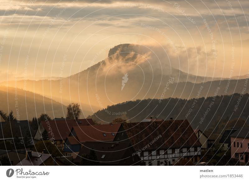 herbstlicher Lilienstein Landschaft Himmel Wolken Horizont Herbst Wetter Schönes Wetter Nebel Baum Hügel Felsen Berge u. Gebirge Dorf Menschenleer Haus dunkel