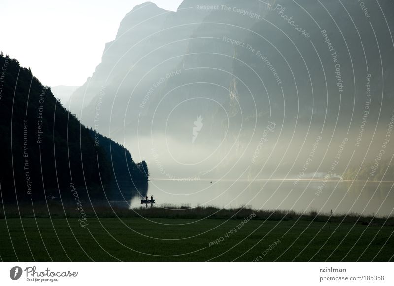 Klöntalersee Sommer Wasser Schönes Wetter schlechtes Wetter Nebel Wärme Gras Hügel Felsen Alpen Berge u. Gebirge Schlucht Seeufer Fjord Fischerboot