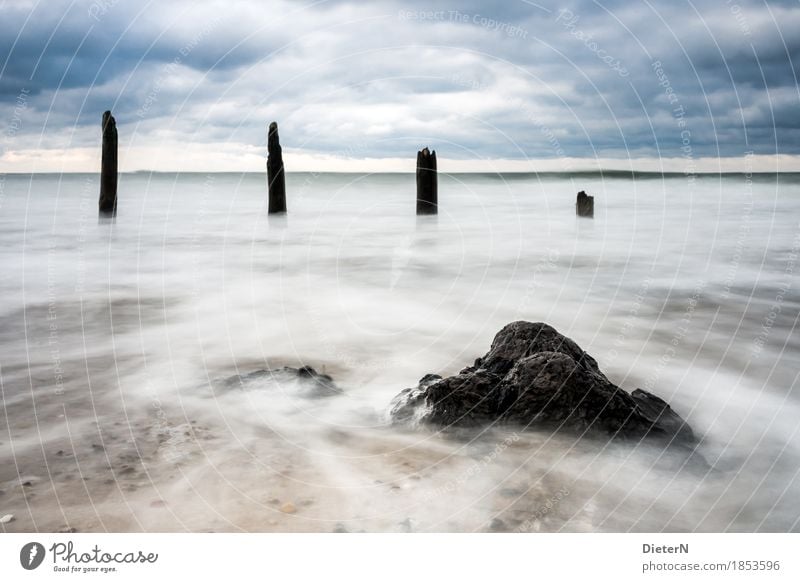 Zahn der Zeit Umwelt Landschaft Wasser Himmel Wolken Wetter schlechtes Wetter Wind blau schwarz weiß Buhne Holz Wellen Gischt Horizont Farbfoto Gedeckte Farben