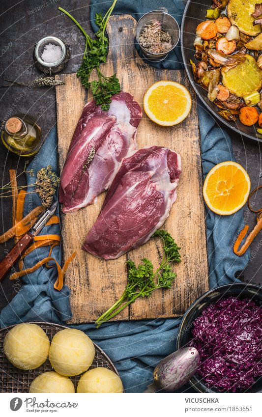 Entenbrust mit Zutaten für leckeres Kochen Lebensmittel Fleisch Gemüse Frucht Kräuter & Gewürze Ernährung Mittagessen Abendessen Festessen Bioprodukte Geschirr