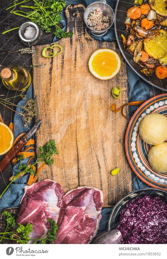 Entenbrust Zubereitung mit Gemüse , Klöße und Rotkohl Lebensmittel Fleisch Kräuter & Gewürze Ernährung Abendessen Festessen Bioprodukte Geschirr Löffel Stil