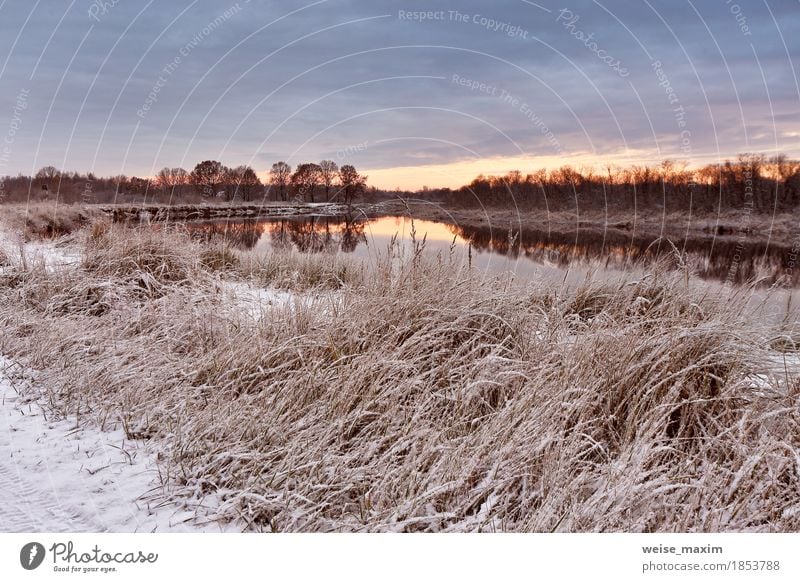 Bewölkte Herbstdämmerung. Erster Schnee im Herbst Fluss Ferien & Urlaub & Reisen Tourismus Expedition Winter Umwelt Natur Landschaft Pflanze Himmel Wolken