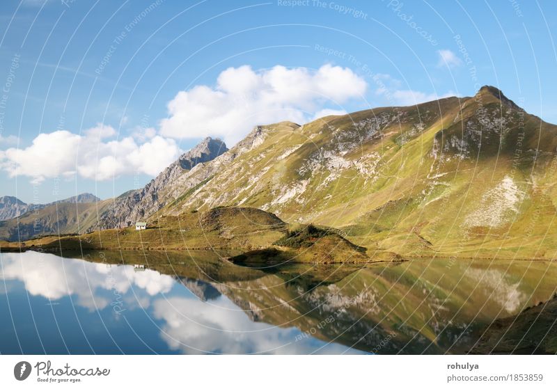 Berge, die im alpinen See reflektiert werden Berge u. Gebirge Natur Landschaft Himmel Wolken Hügel Felsen Alpen Gipfel blau Symmetrie Wasser Wolkenlandschaft