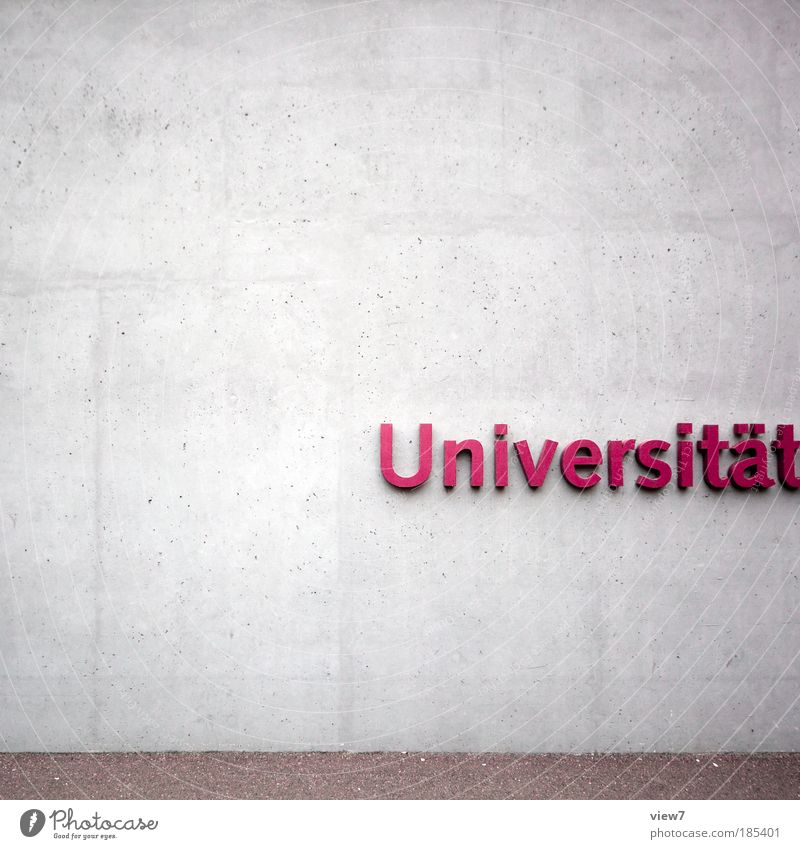 Hochschule Bildung Wissenschaften Hörsaal Haus Mauer Wand Fassade Beton Zeichen Schriftzeichen Hinweisschild Warnschild Linie Streifen authentisch Coolness