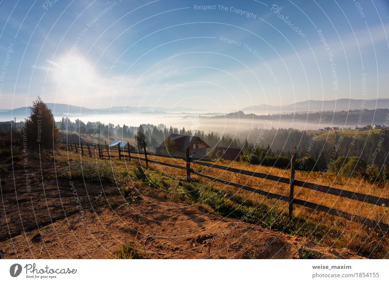 Sonniger und nebeliger Morgen in den Karpatenbergen Ferien & Urlaub & Reisen Tourismus Abenteuer Ferne Sonne Berge u. Gebirge Haus Natur Landschaft Himmel