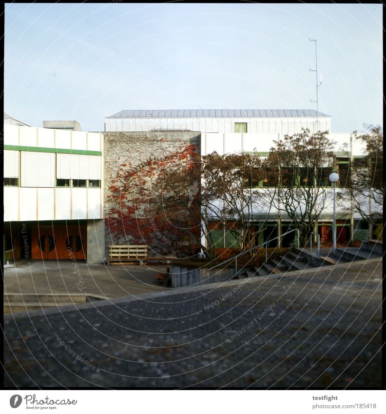 architektursünde schule Bildung Wissenschaften Schule Schulgebäude Schulhof Studium Stadt Menschenleer Platz Bauwerk Gebäude Architektur Mauer Wand Treppe