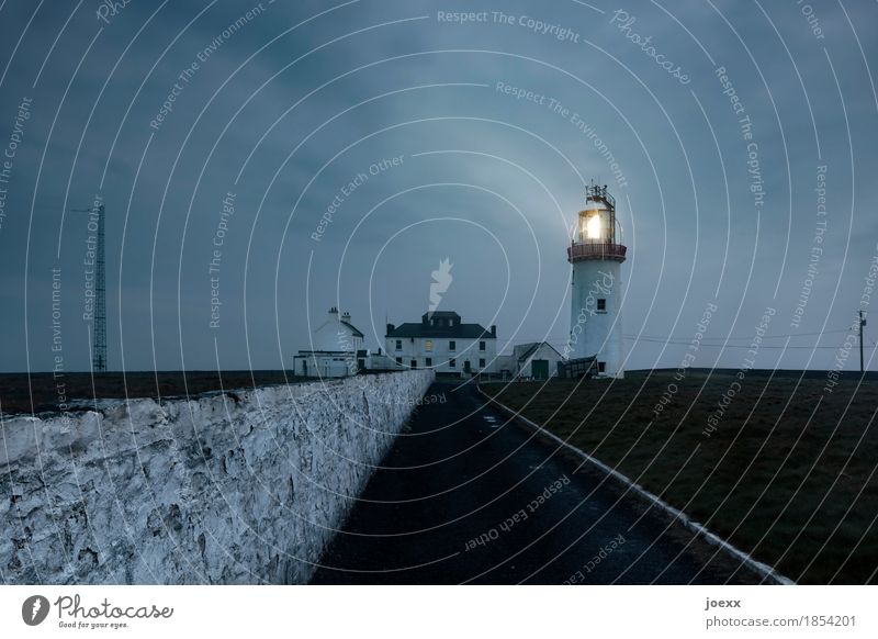 Loop Head Himmel Wolken Nebel Republik Irland Haus Leuchtturm Mauer Wand Sehenswürdigkeit leuchten alt dunkel hoch blau grau schwarz weiß Schutz Sicherheit