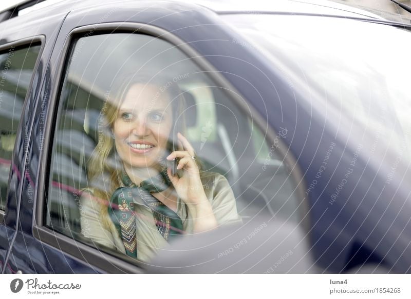 busy Business sprechen Telefon Handy PDA Technik & Technologie feminin Frau Erwachsene 1 Mensch 30-45 Jahre Autofahren Fahrzeug PKW blond lachen Telefongespräch