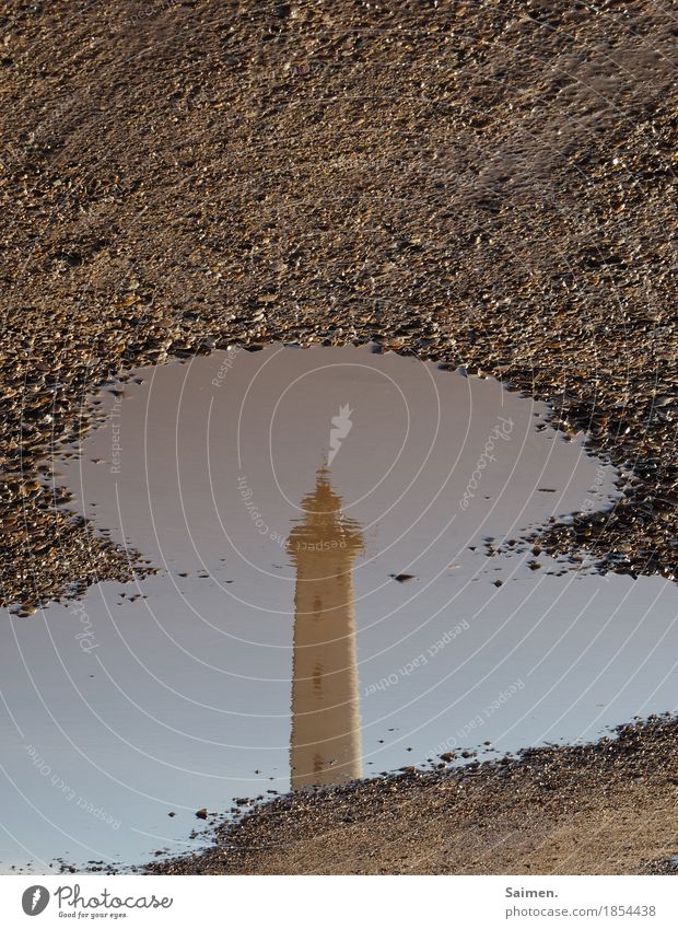 Spiegelperspektive Leuchtturm Sehenswürdigkeit Ferien & Urlaub & Reisen Pfütze Sand Reflexion & Spiegelung Wasser rund Stein Turm Turmspitze Aussicht Farbfoto